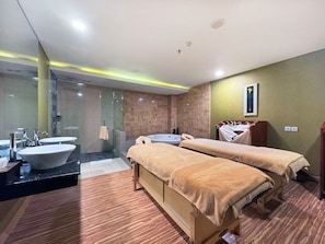 A hotel room with a bathroom, two beds, a shower, and a large mirror. - Galaxy Hotel Banjarmasin (Banjarmasin)