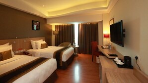 Minibar, brankas, meja kerja, dan setrika/meja setrika