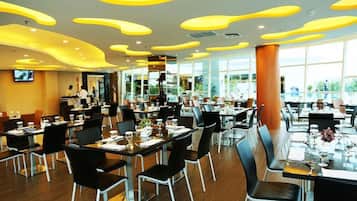 Aperto a colazione, pranzo e cena, cucina internazionale