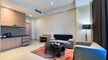 Minibar, brankas, meja kerja, dan setrika/meja setrika