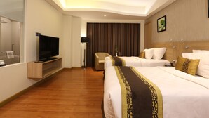 Suite Junior, 1 kamar tidur, pemandangan kota | Minibar, brankas, meja kerja, dan setrika/meja setrika