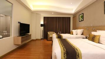 Suite Junior, 1 kamar tidur, pemandangan kota | Minibar, brankas, meja kerja, dan setrika/meja setrika