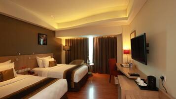 Minibar, brankas, meja kerja, dan setrika/meja setrika