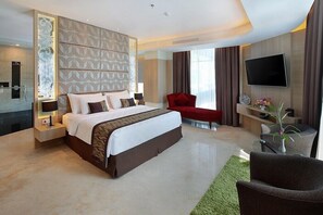 Minibar, brankas, meja kerja, dan setrika/meja setrika