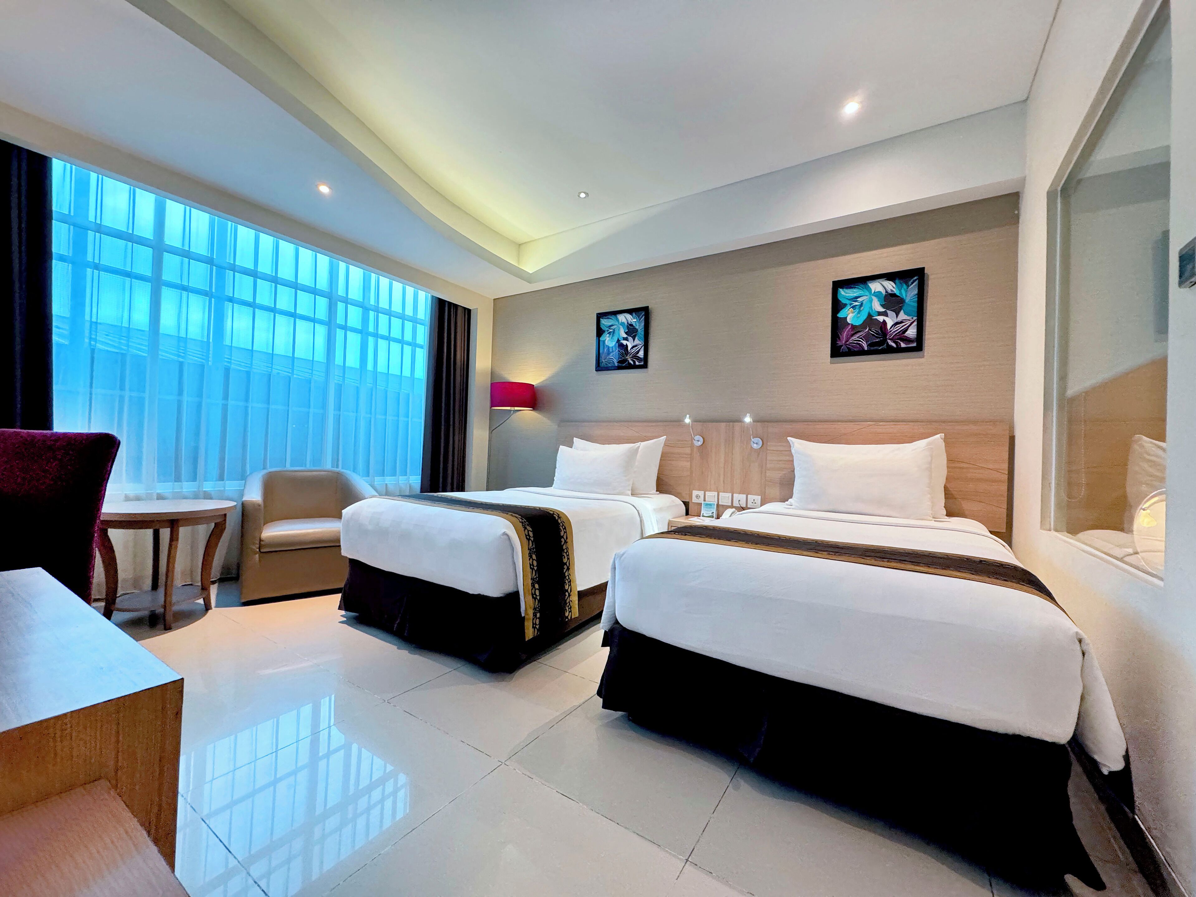 Minibar, una cassaforte in camera, una scrivania, ferro/asse da stiro