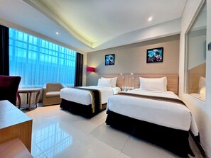 Bar mini, peti besi dalam bilik, meja, seterika/papan seterika 