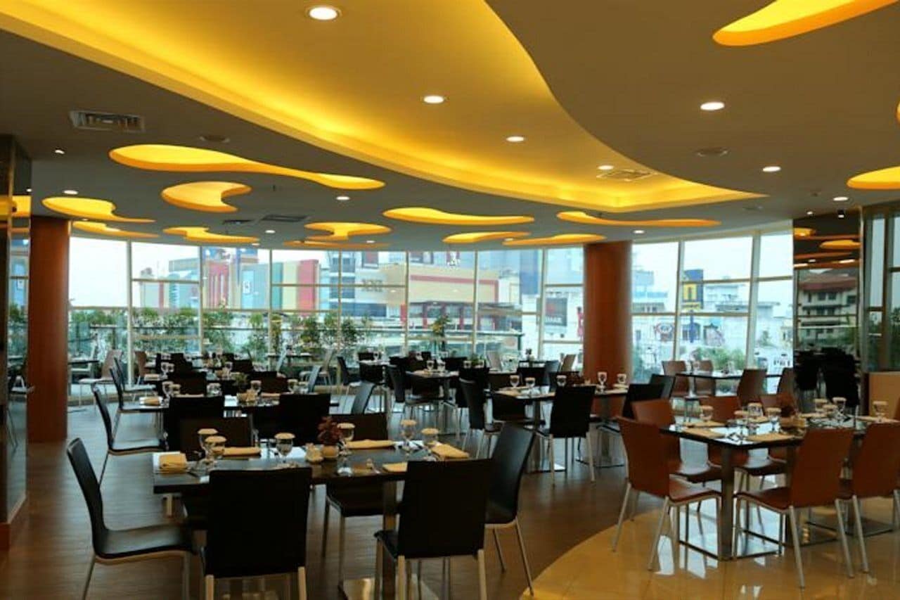 Breakfast, lunch, dinner served; international cuisine 