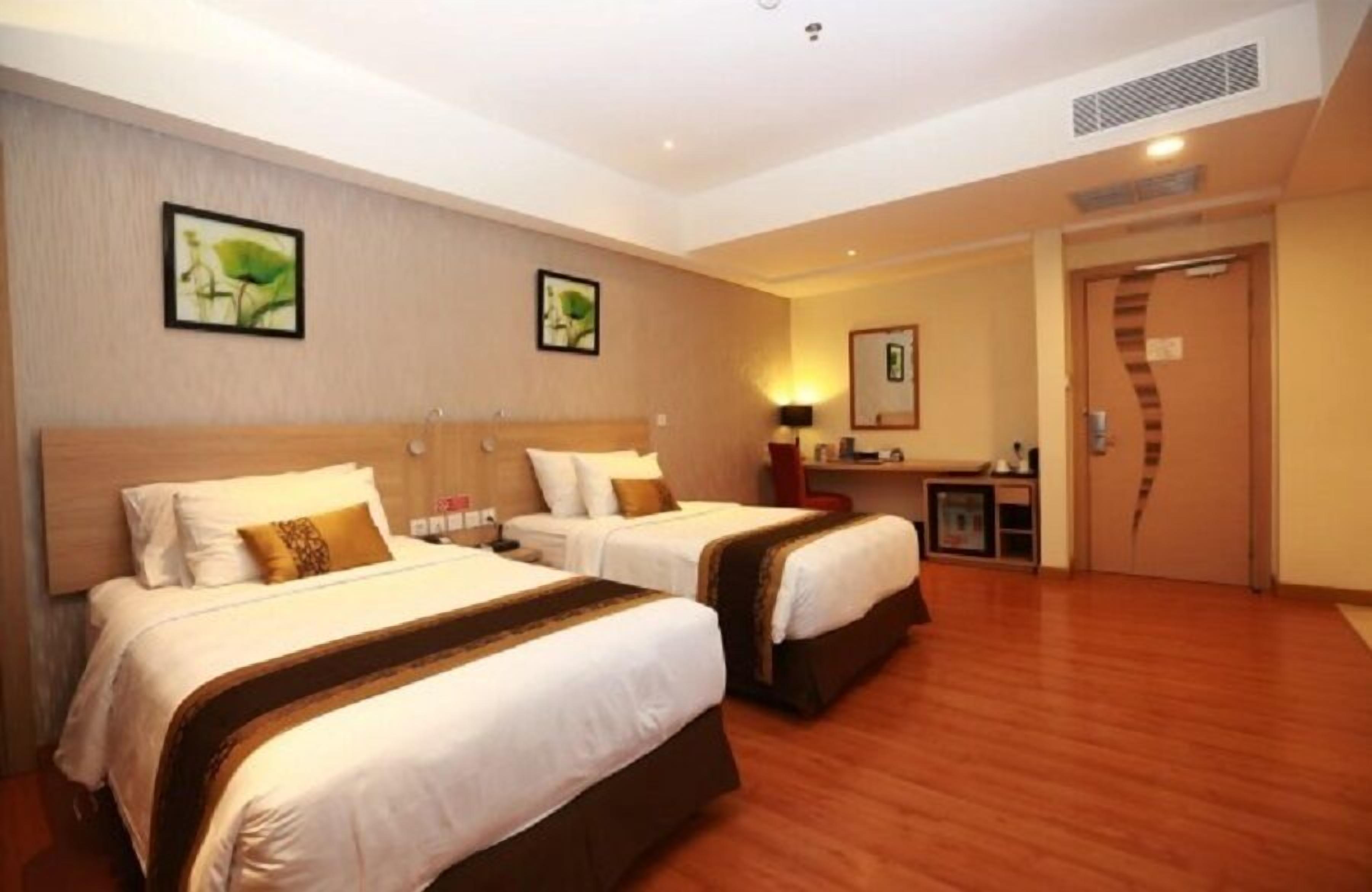 Minibar, brankas, meja kerja, dan setrika/meja setrika