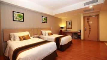 Minibar, brankas, meja kerja, dan setrika/meja setrika
