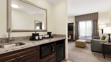 Studiosuite, 1 King-Bett | Wohnbereich | 42-Zoll-Flachbildfernseher mit Kabelempfang, Fernseher
