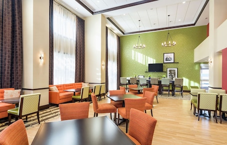 Desayuno buffet incluido todos los días. Hampton Inn & Suites San Bernardino