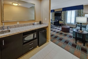 Studio, 1 King Bed, Accessible (Hearing) | Living area | 39-inch flat-screen TV with cable channels, TV