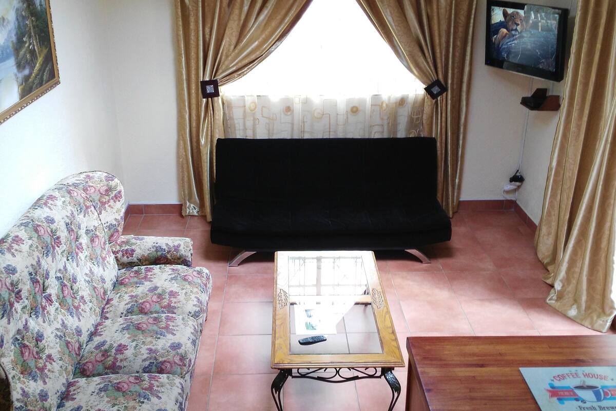 Familjelägenhet (Self-catering Family Gate ) | Vardagsrum | 32-tums LED-tv med satellitkanaler och tv