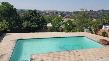 Hồ bơi ngoài trời