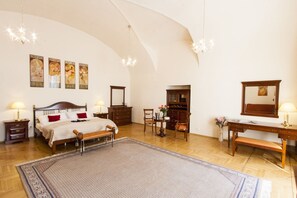 Hypo-allergenic bedding, minibar, in-room safe, soundproofing - Hotel Modrá Růže (Prague)