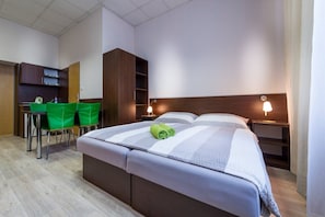 Roupas de cama antialérgicas, frigobar, cofres nos quartos