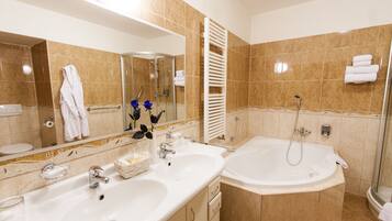 Deluxe Room | Bathroom | Free toiletries, hair dryer, towels