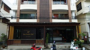 Un hôtel doté d’une façade moderne, de deux balcons et d’une enseigne indiquant qu’il s’agit de l’hôtel Baam Chalearn.