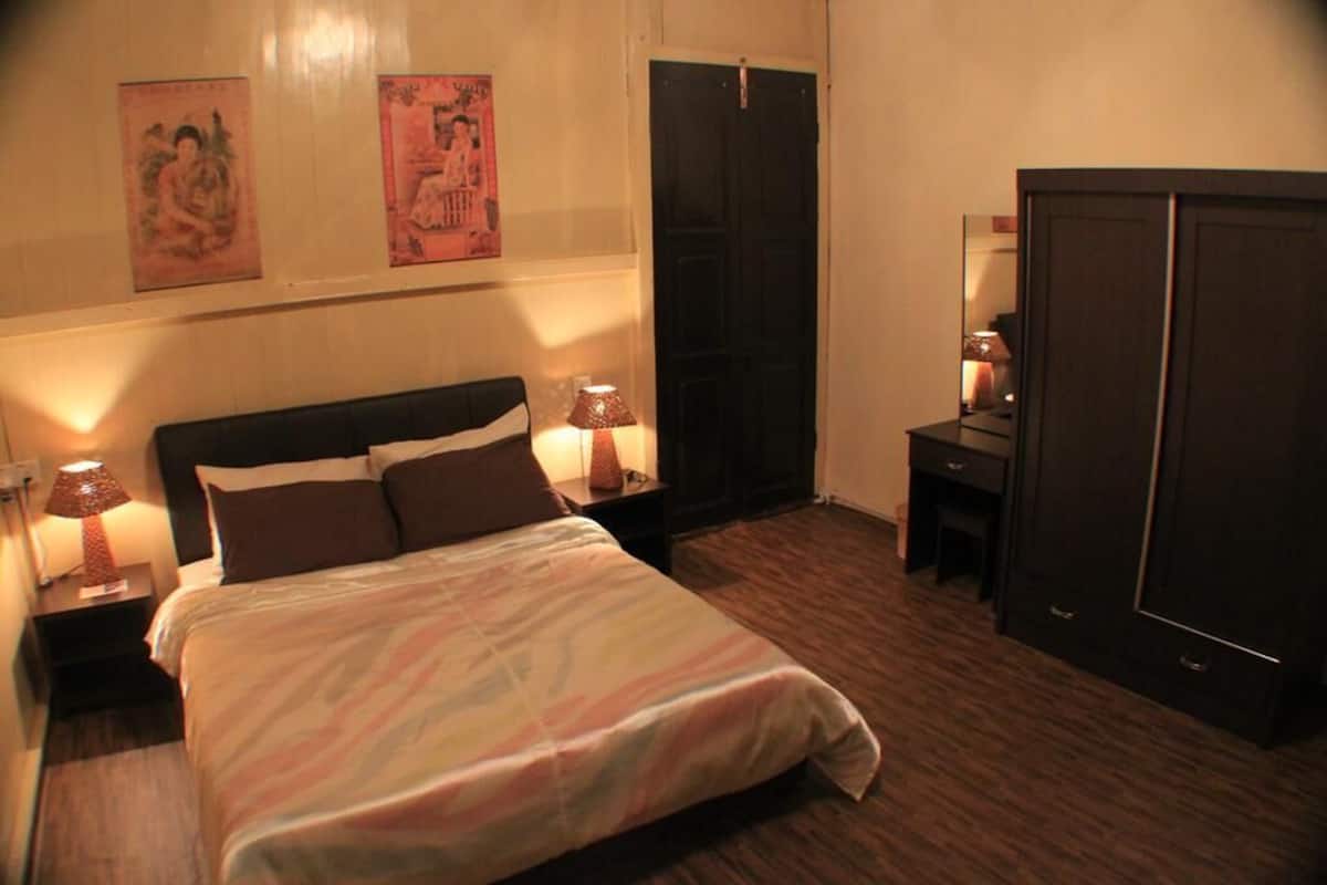 Double Room, 1 Queen Bed | In-room safe, iron/ironing board, free WiFi
