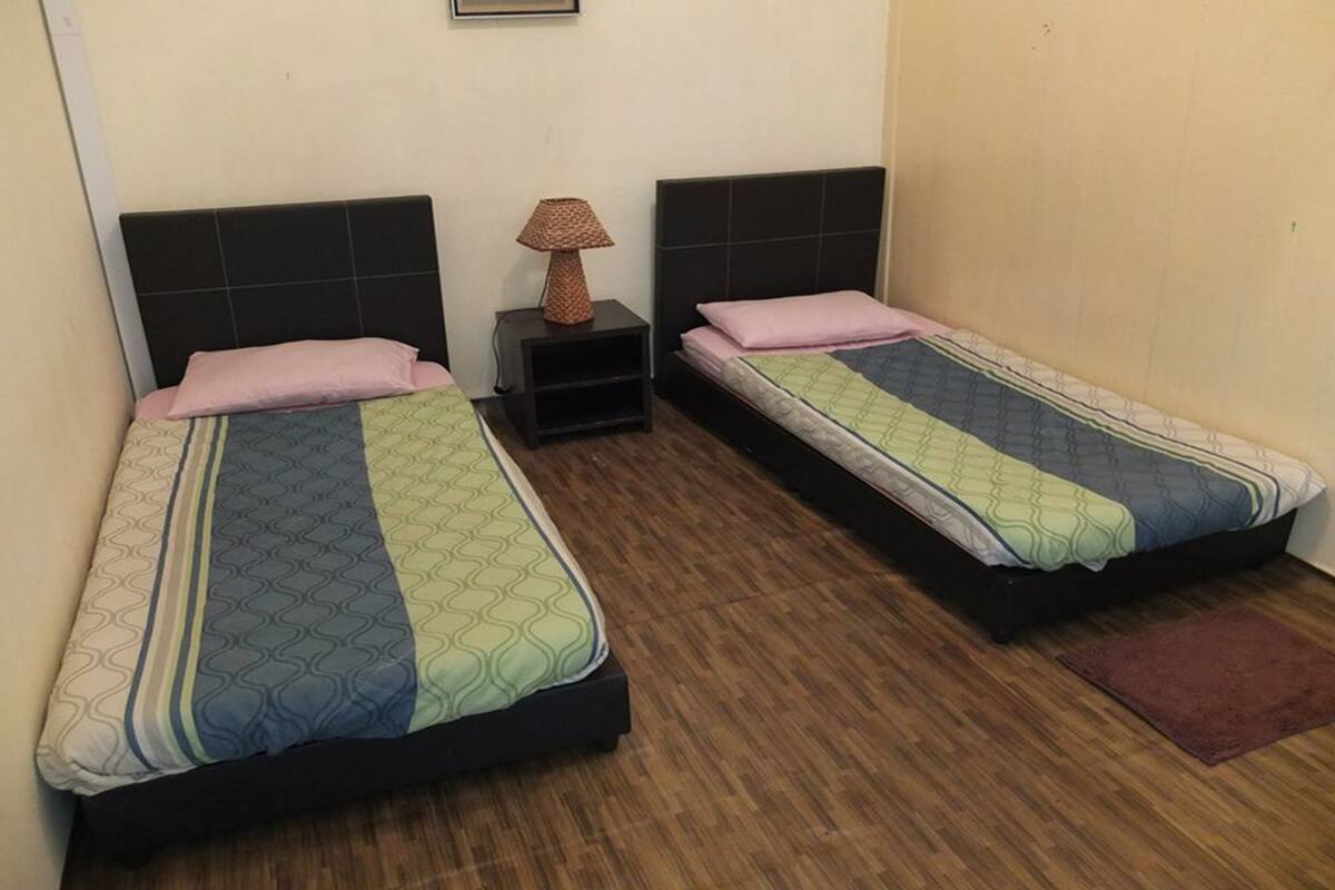 Twin Room | In-room safe, iron/ironing board (on request), WiFi (free)