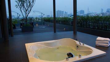 Bain à remous extérieur