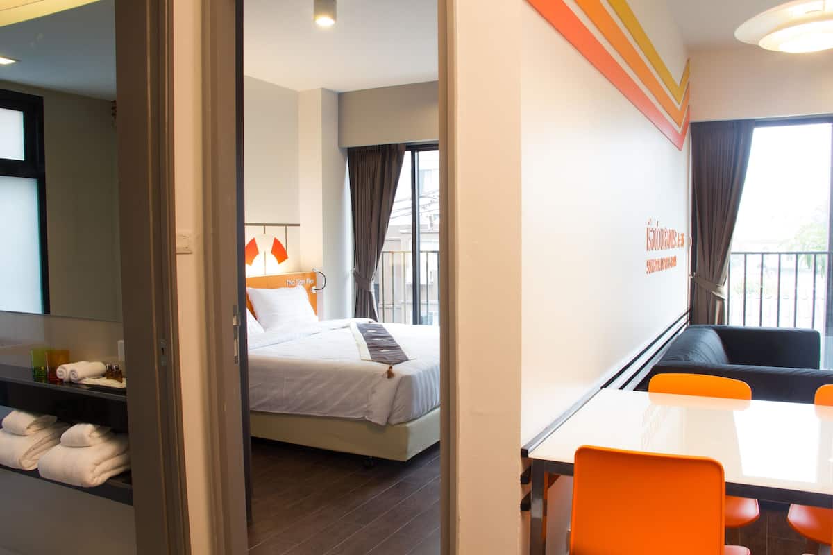 iSanook Suite Deluxe Room | Duntäcken, Select Comfort-madrasser och värdeförvaringsskåp på rummet