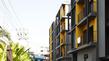 Un immeuble moderne doté de balcons et d’une piscine.