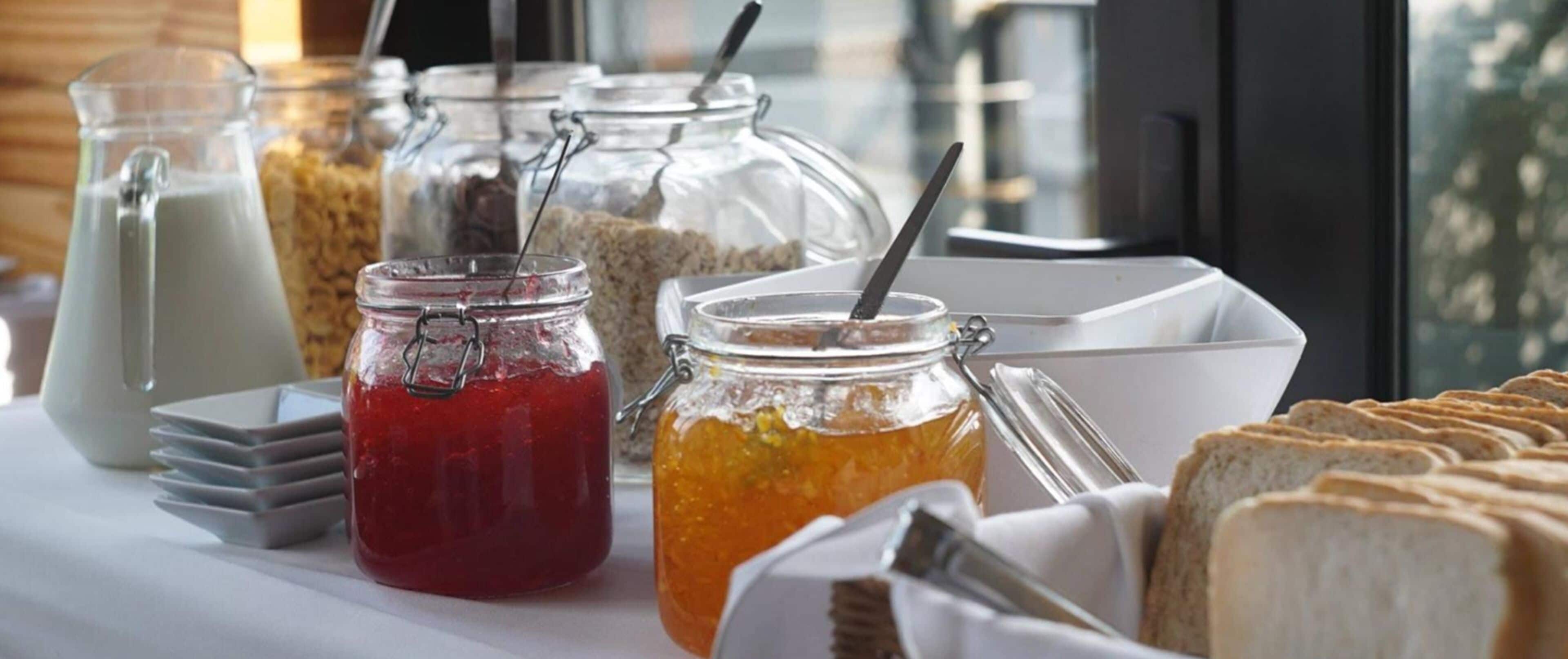 Ein Frühstücksbuffet mit verschiedenen Speisen und Beilagen.