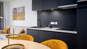 Deluxe-Apartment, 1 Schlafzimmer, Terrasse | Eigene Küche | Kühlschrank, Mikrowelle, Herdplatte, Geschirrspüler