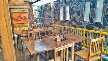 Breakfast, lunch, dinner served; Thai cuisine
