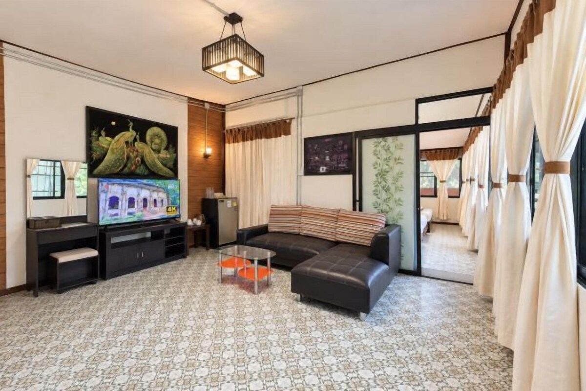 Una sala de estar moderna con sofá, mueble de entretenimiento y piso estampado.