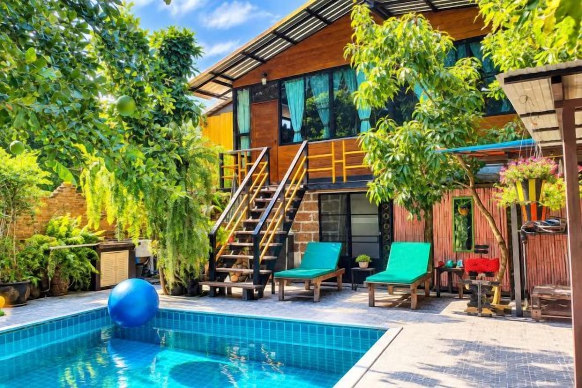 Pool | Outdoor pool, sun loungers