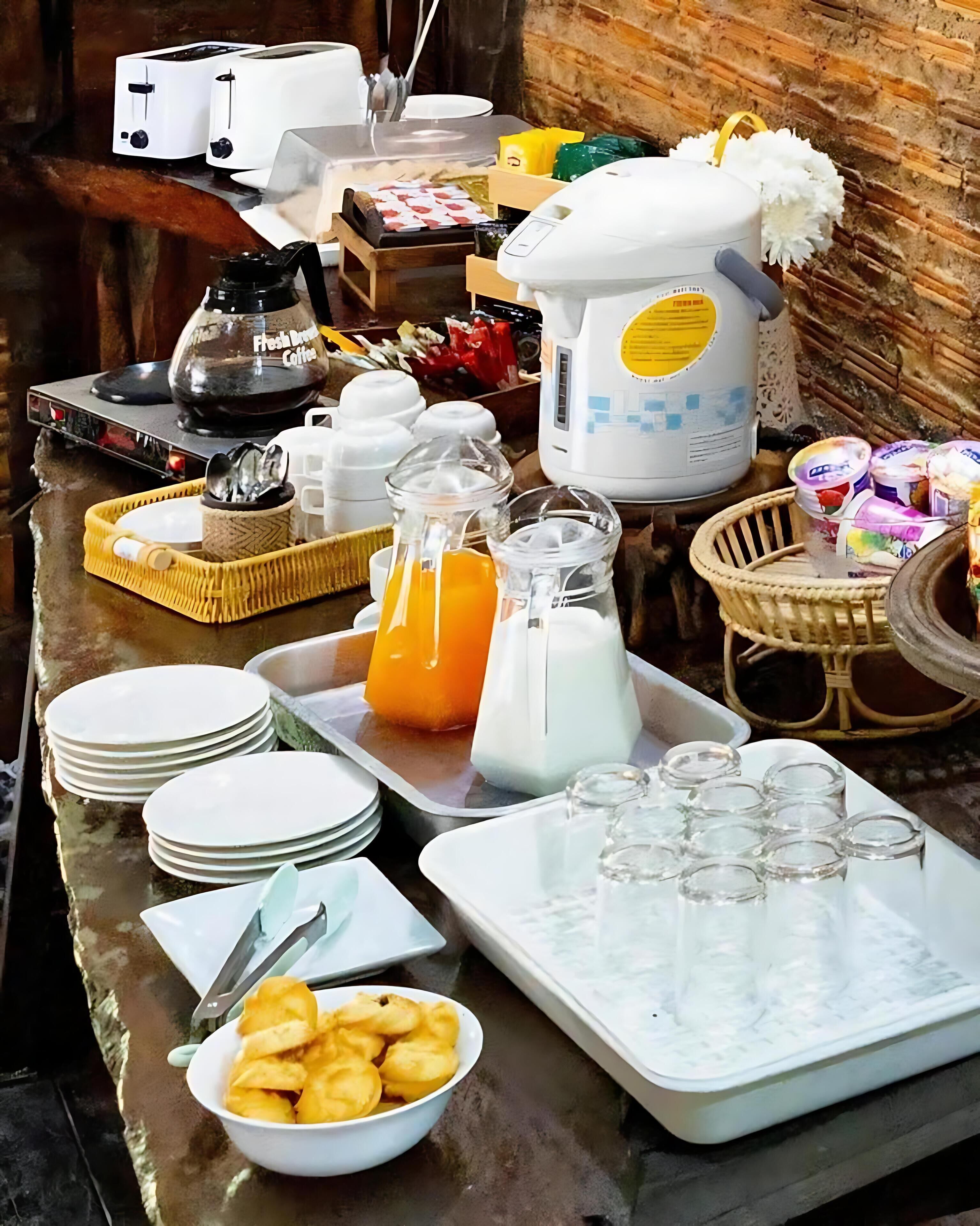 Daily cooked-to-order breakfast (THB 120 per person)