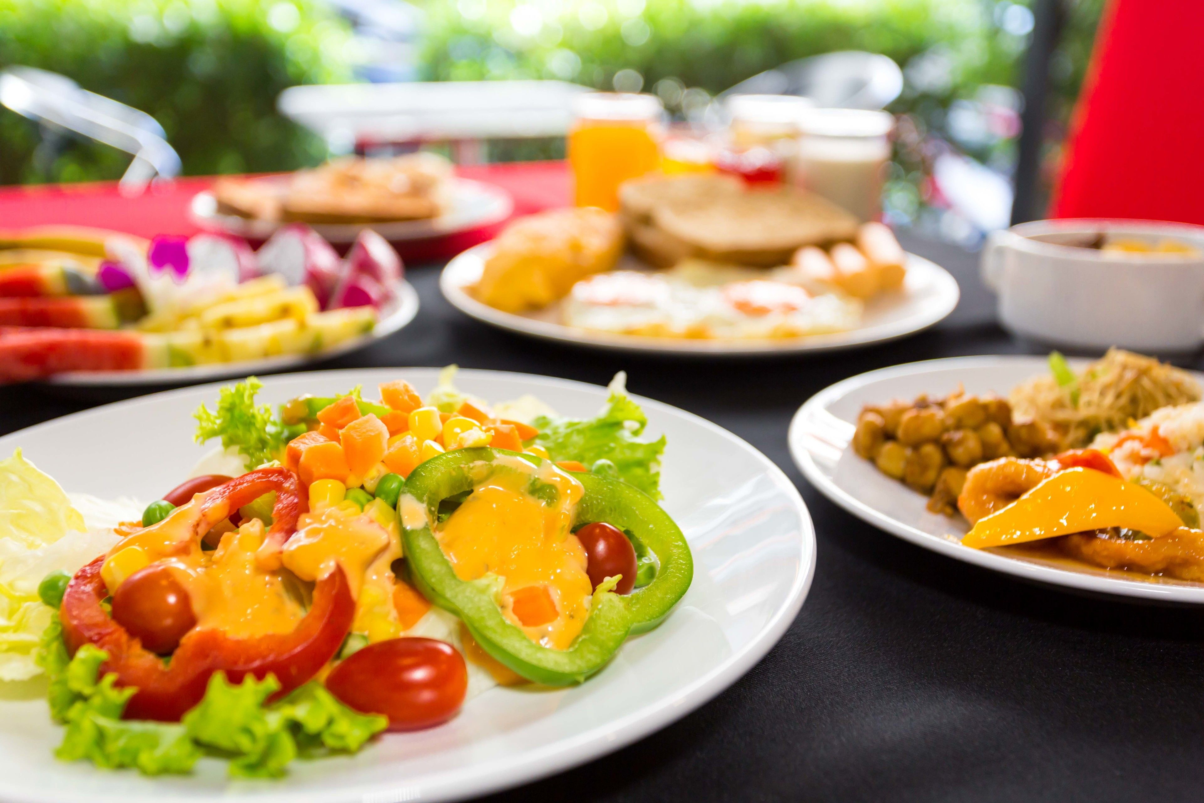 بوفيه فطور يوميًا بتكلفة قدرها (180 THB للشخص)