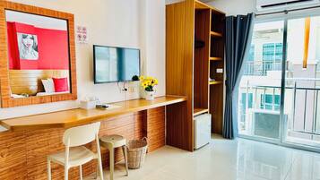 In-room safe, laptop workspace, iron/ironing board, free WiFi