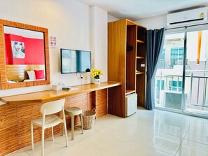 Cofres nos quartos, espaço de trabalho para notebook