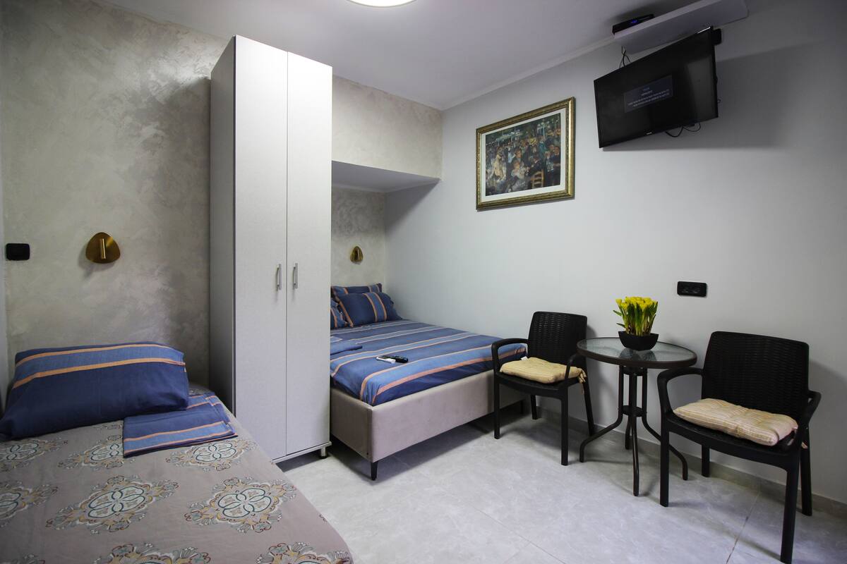 Family Room (2 Adults + 1 child) | Living area | 32-inch plasma TV with digital channels, TV, fireplace