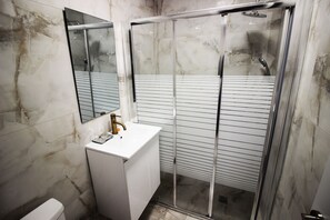 Superior Double Room | Bathroom | Shower, free toiletries, hair dryer, towels