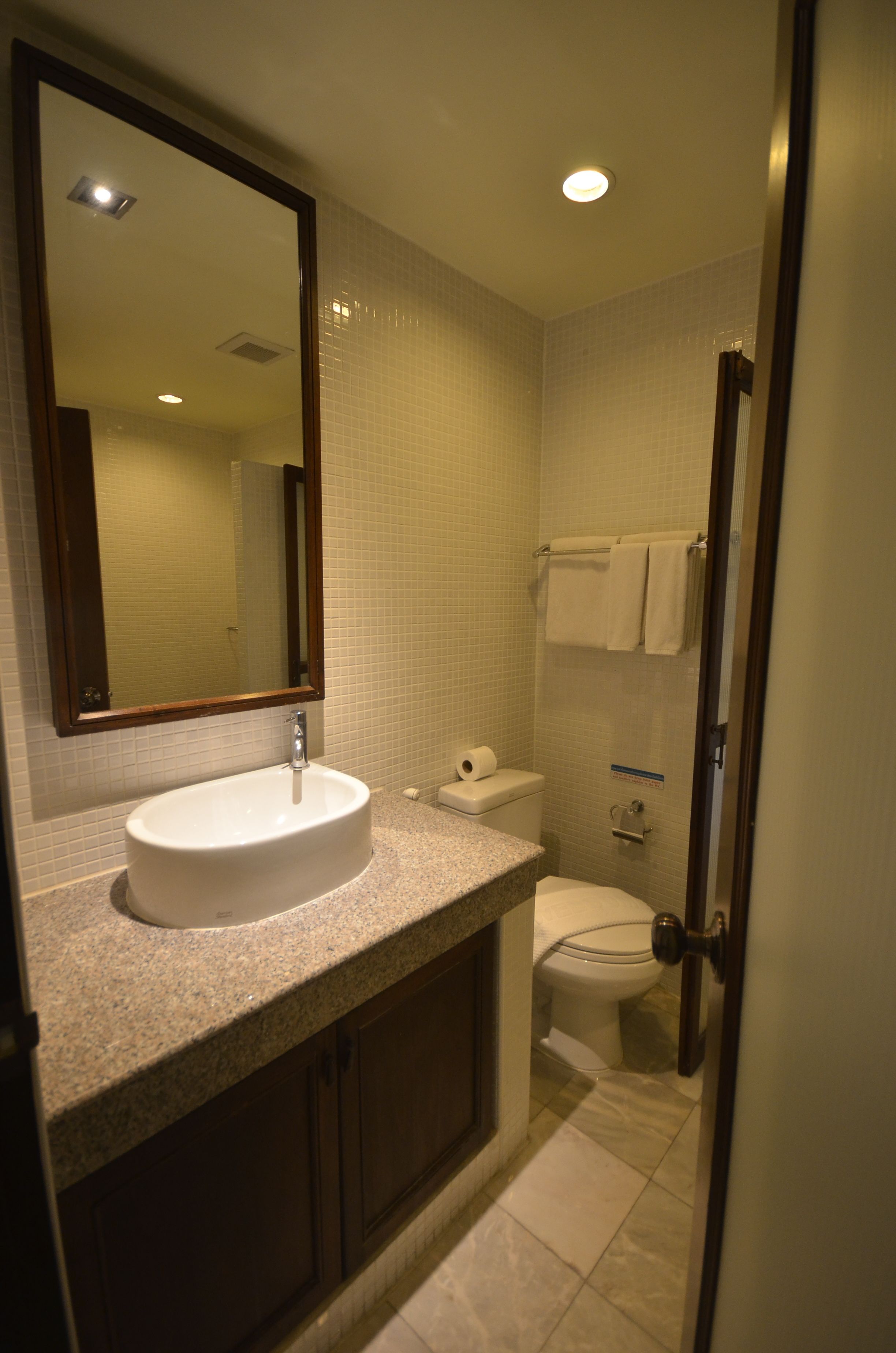 deluxe 1 bedroom apartment | bathroom | hair dryer, towels, soap, shampoo