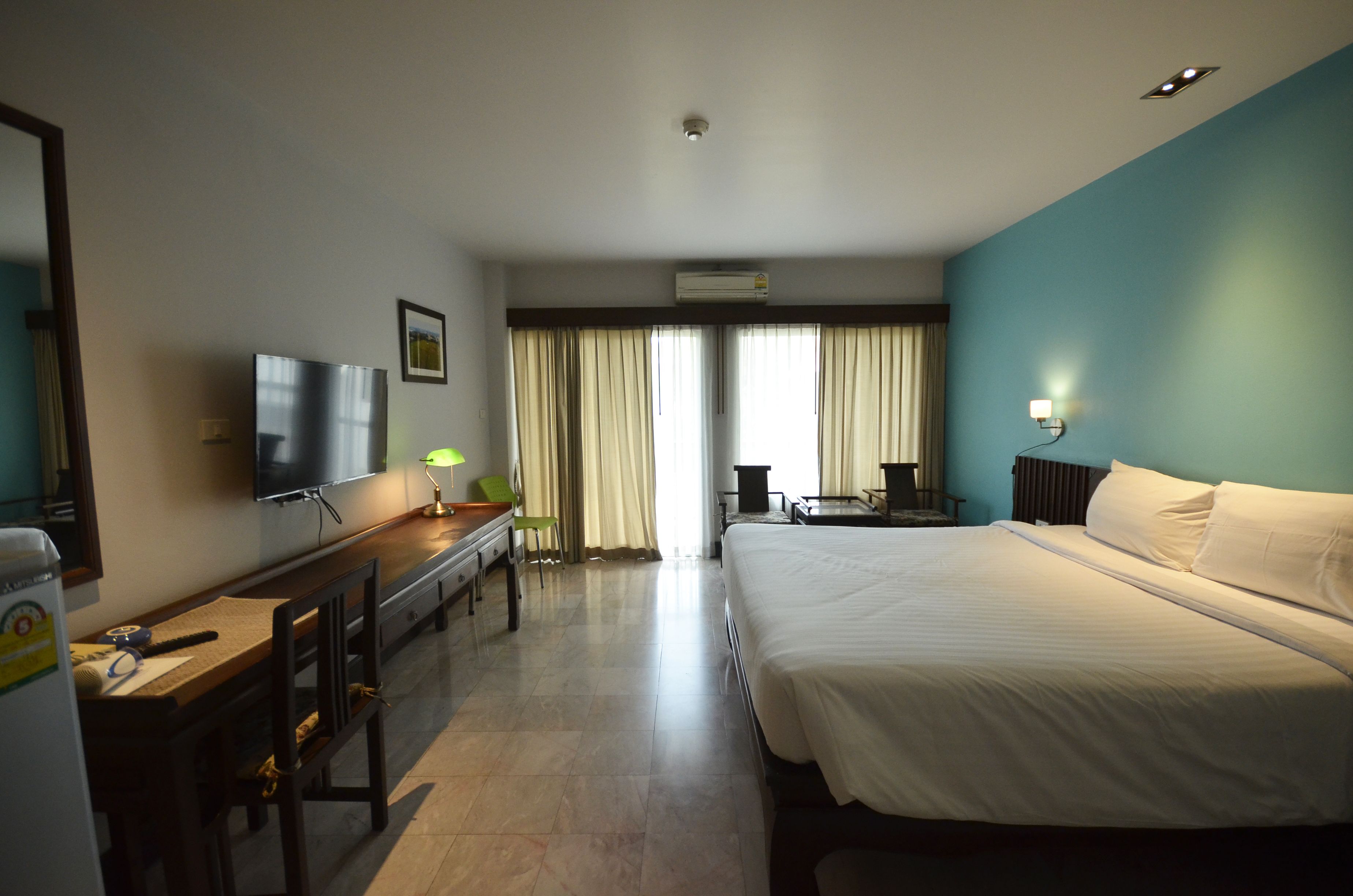 superior king room | in-room safe, desk, free wifi