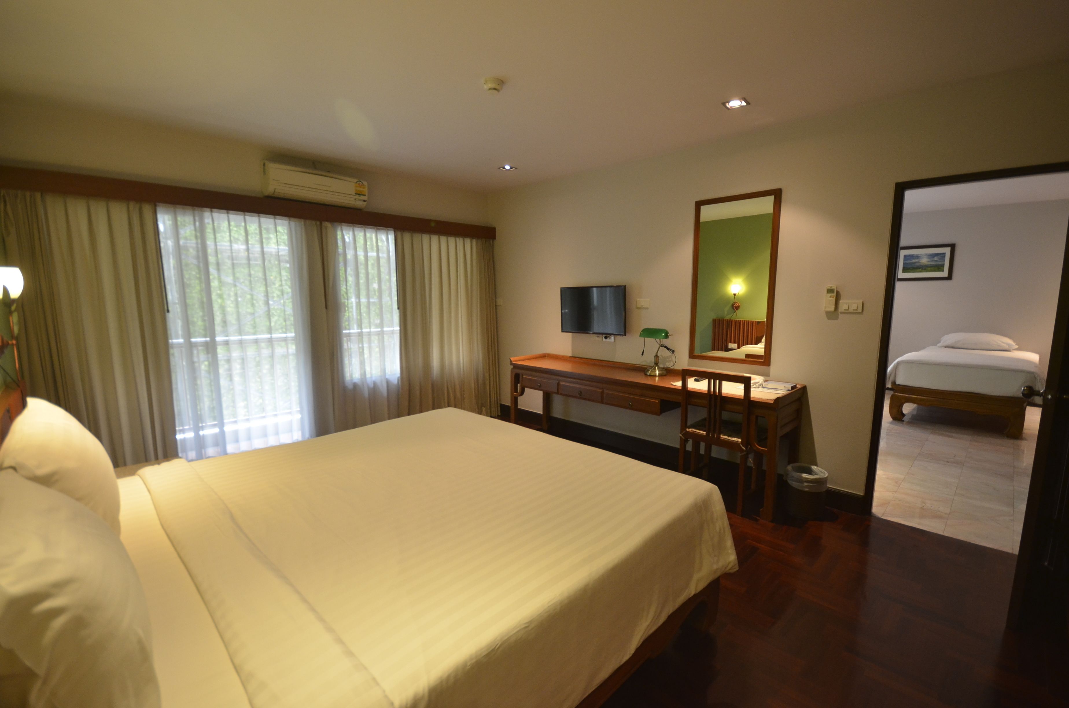 deluxe triple room  | in-room safe, desk, free wifi