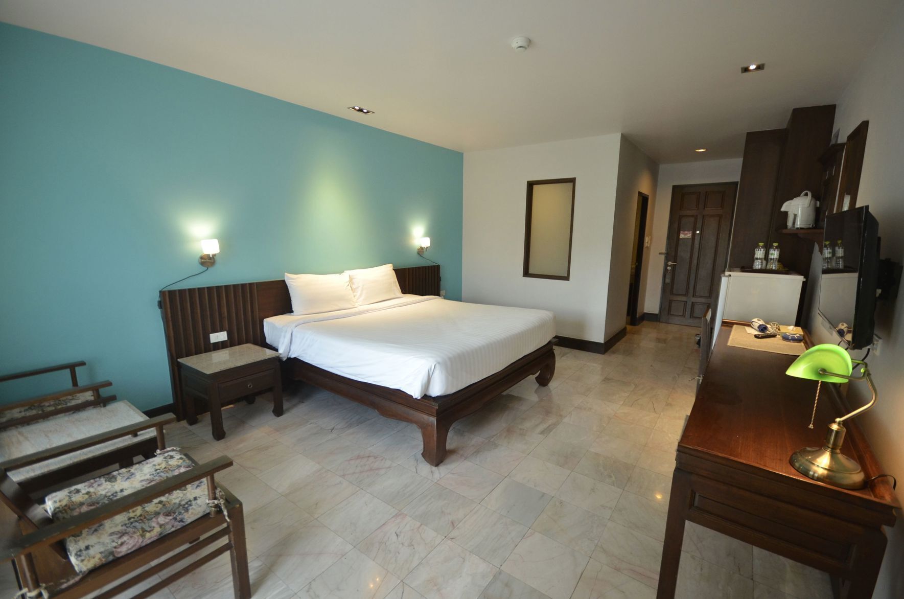In-room safe, desk, free WiFi