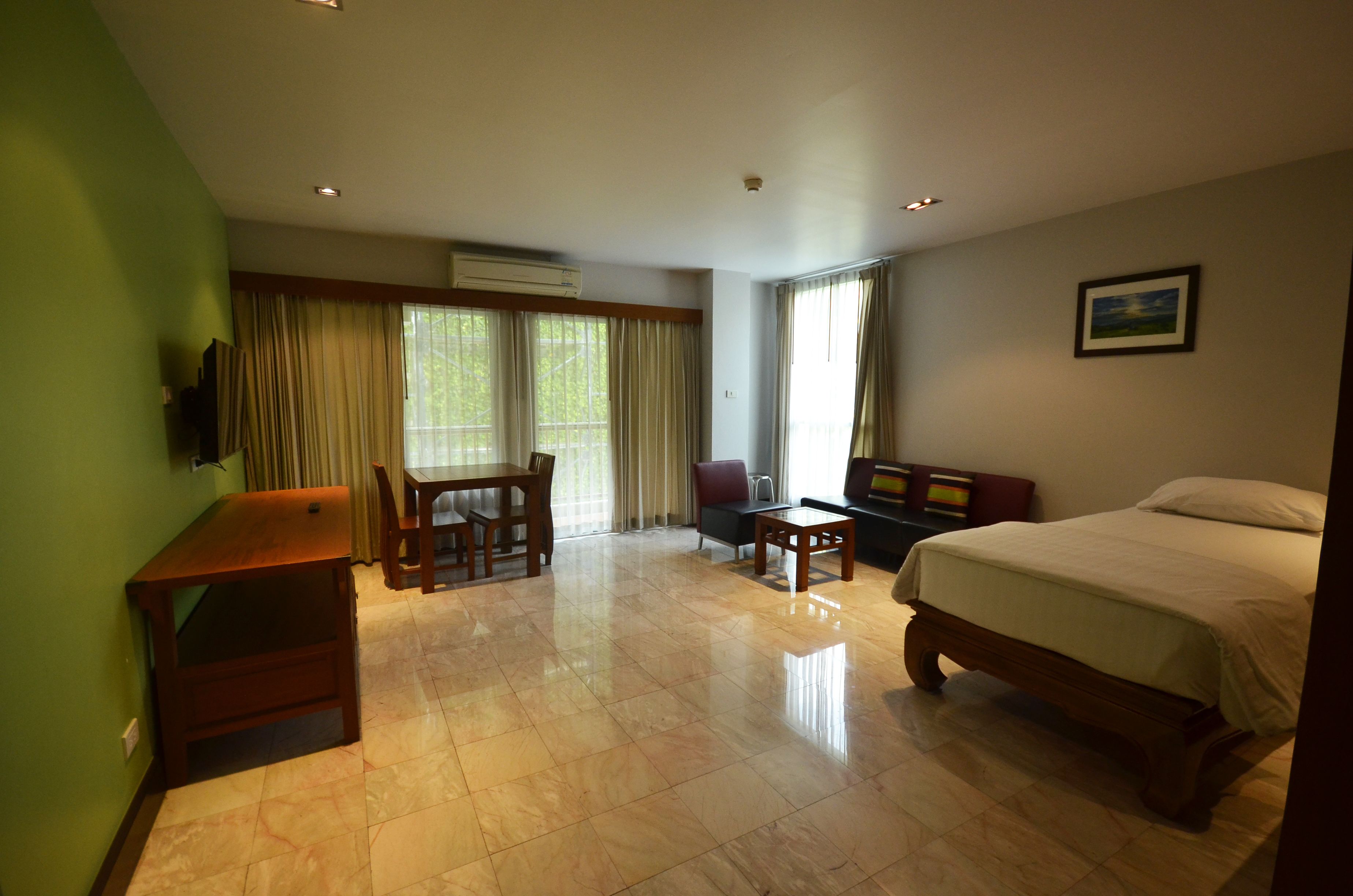 deluxe triple room  | in-room safe, desk, free wifi