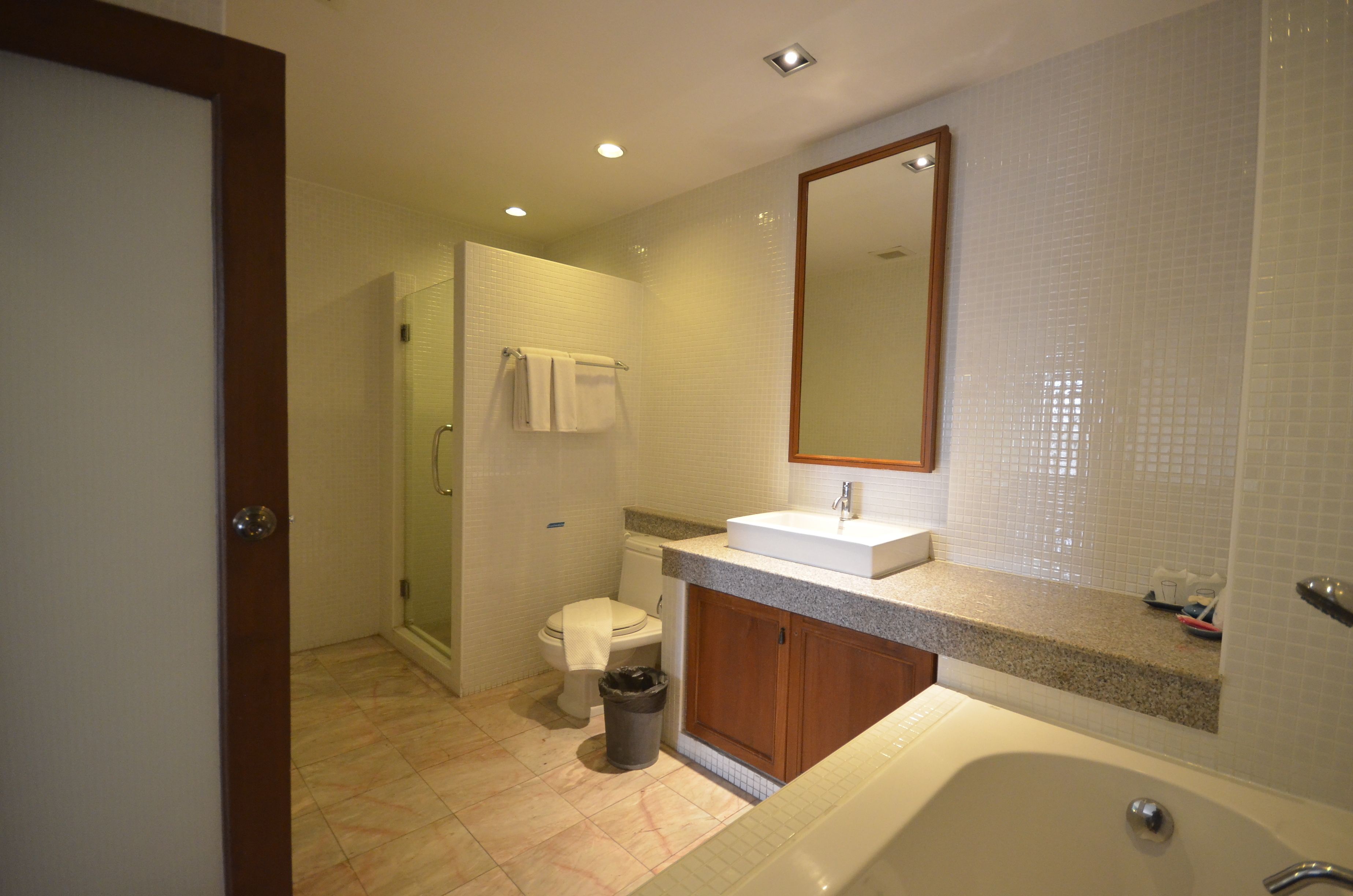 family suite, 2 bedrooms | bathroom | hair dryer, towels, soap, shampoo