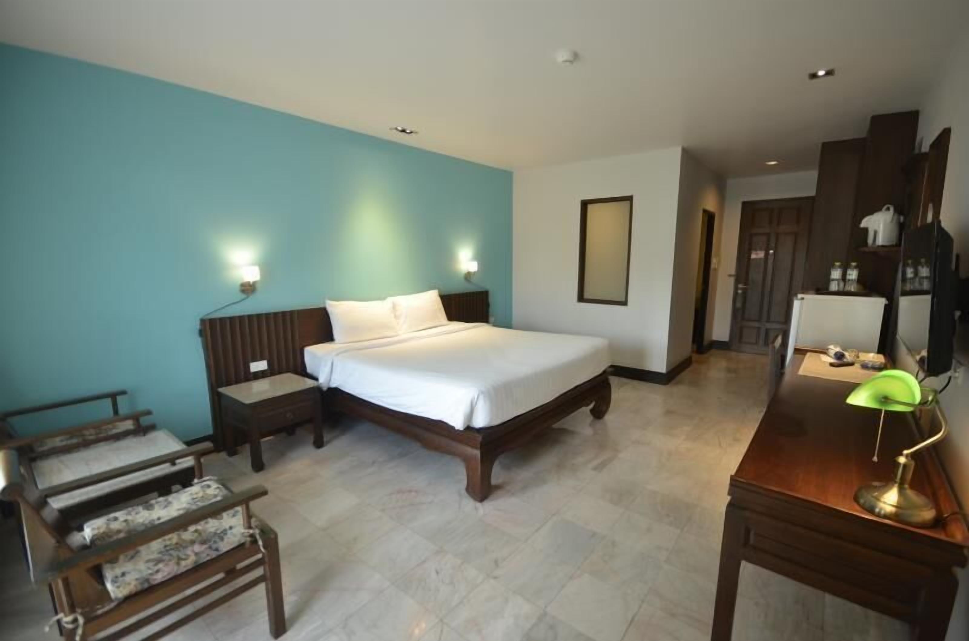 In-room safe, desk, free WiFi