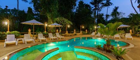 Outdoor pool, sun loungers