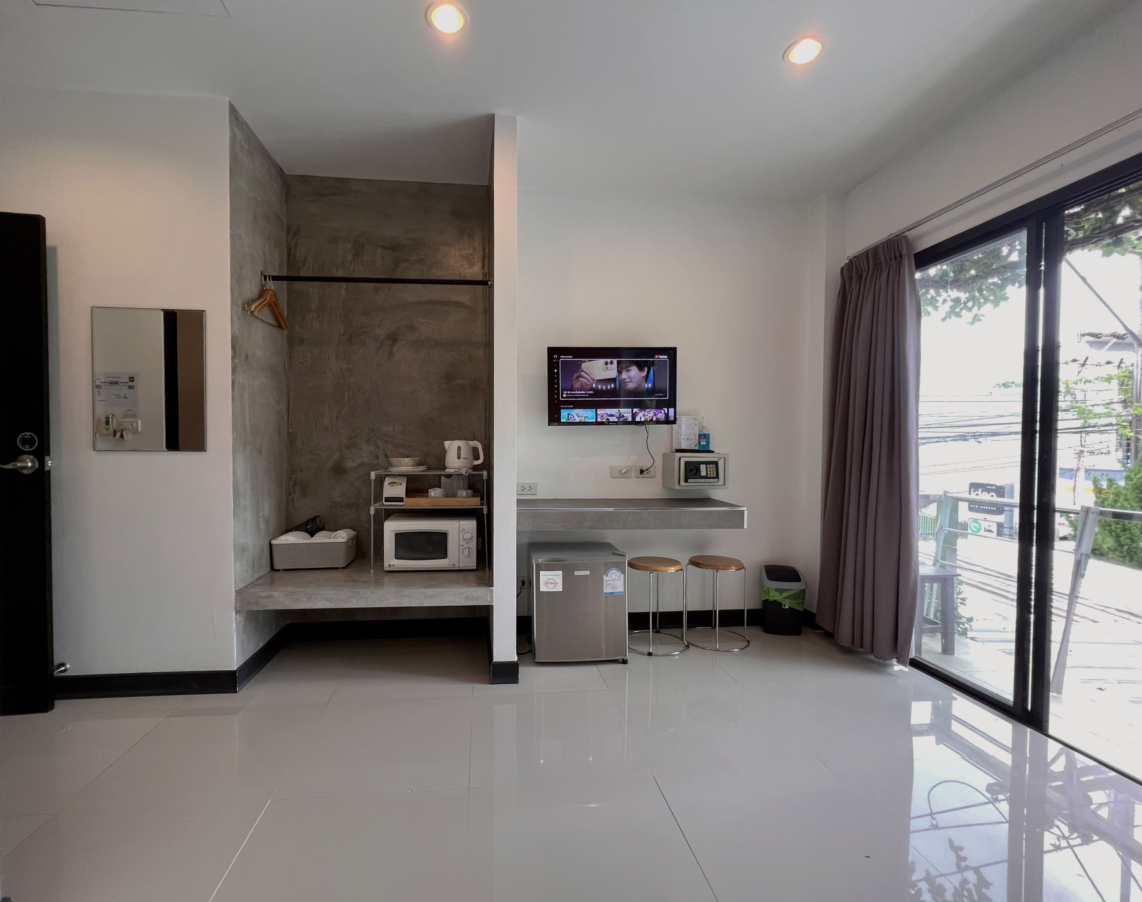 standard double room, 1 king bed | minibar, in-room safe, desk, soundproofing