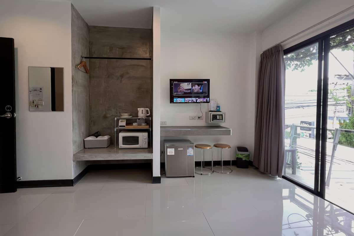 standard double room, 1 king bed | minibar, in-room safe, desk, soundproofing