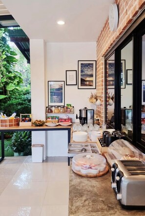 Tägliches kontinentales Frühstück (300 THB pro Person)