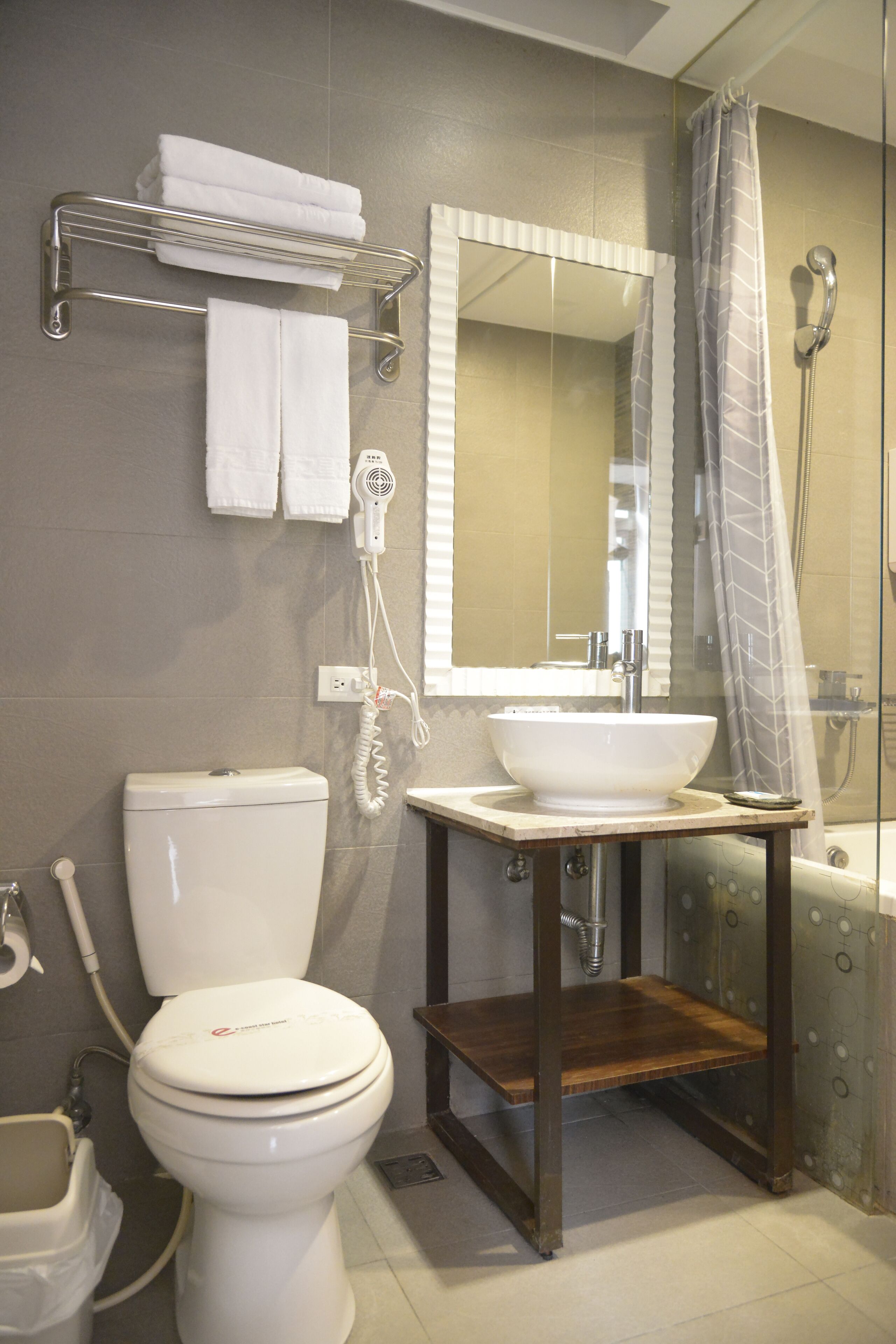 elite room | down duvets, desk, free wifi, bed sheets